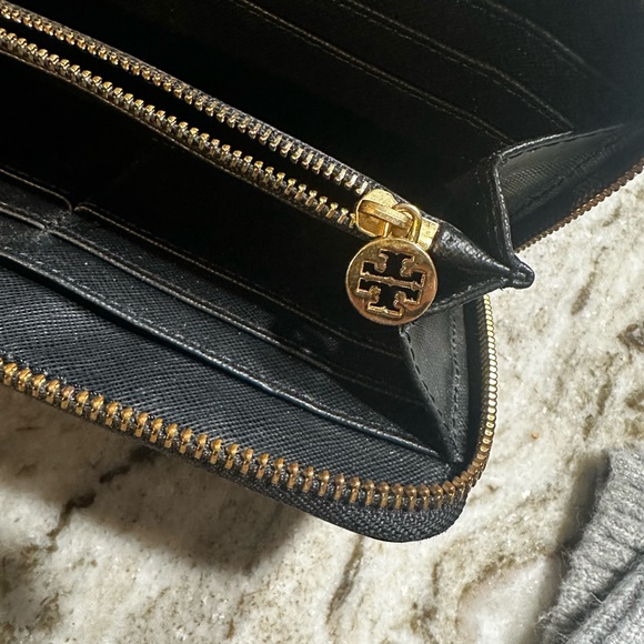 Tory Burch Robinson zipper wallet - Picture 8 of 8